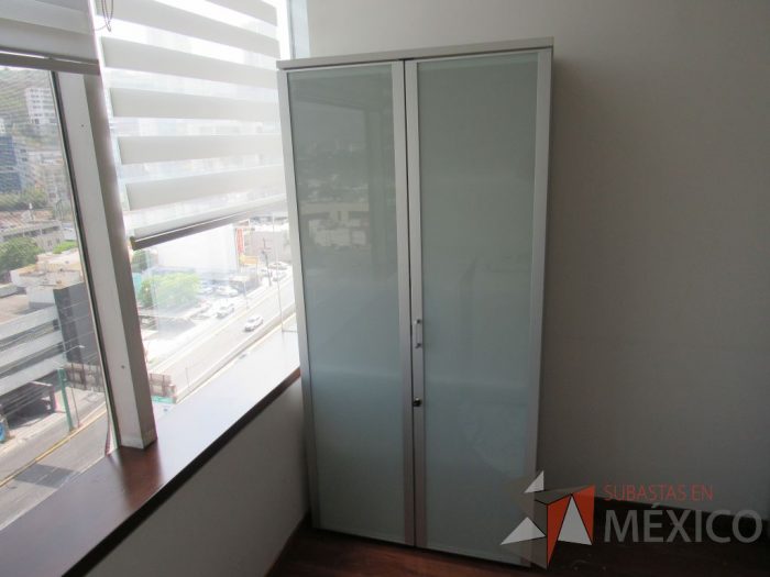 Lote 002 - 2 Gabinetes alto con 2 puerta y 7  entrepaños color blanco - Imagen 3