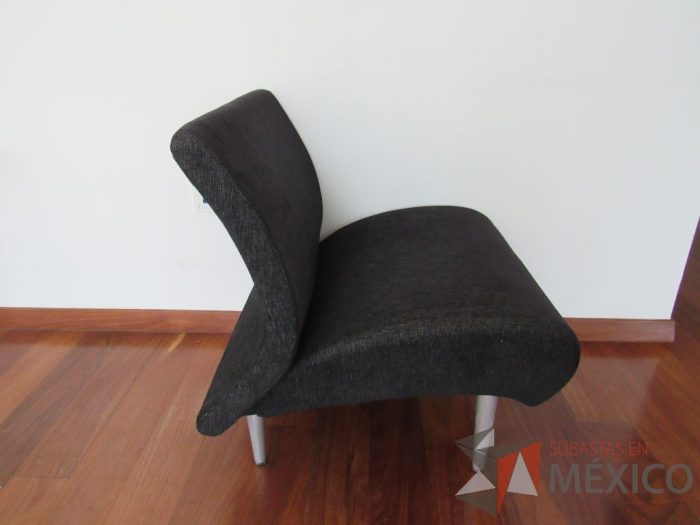 Lote 003 - Sillón de 1 plaza con 4 patas metálicas, asiento y respaldo en tela color gris - Imagen 4