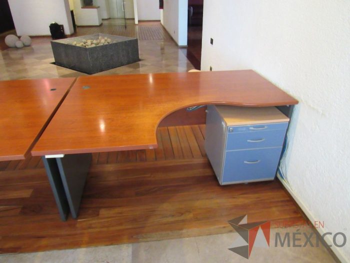 Lote 124 - Escritorio en escuadra con cubierta color café y archivero vertical de 3 cajones con tapas color azul (copia) - Imagen 2