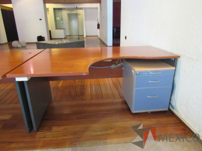 Lote 124 - Escritorio en escuadra con cubierta color café y archivero vertical de 3 cajones con tapas color azul (copia)