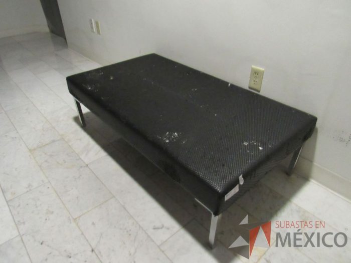 Lote 078 - Mesa de centro con 4 patas metálicas y cubierta plastificada color negro - Imagen 7