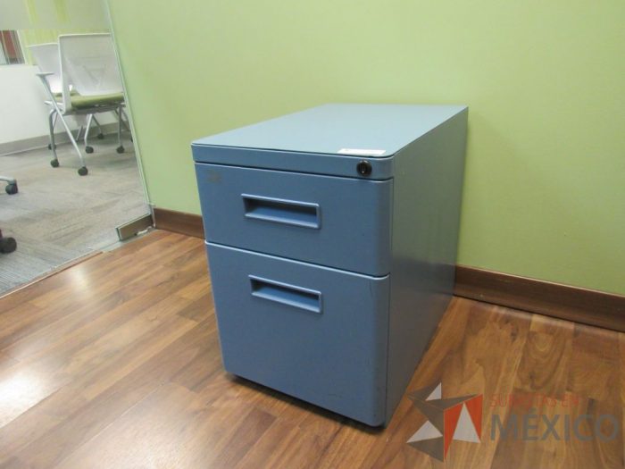 Lote 110 - Mesa de trabajo con base metálica y archivero metálico color azul - Imagen 3