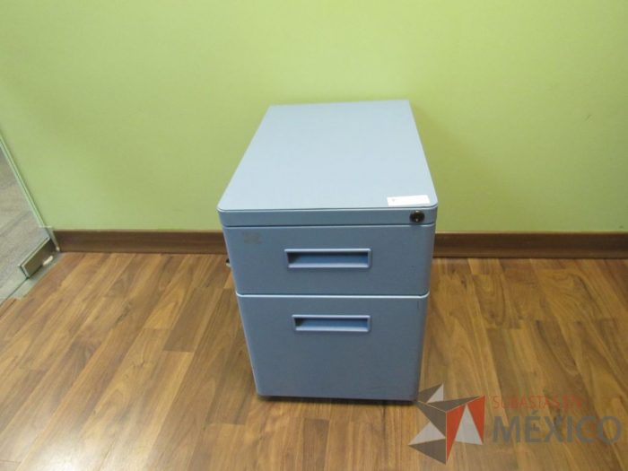 Lote 110 - Mesa de trabajo con base metálica y archivero metálico color azul - Imagen 5