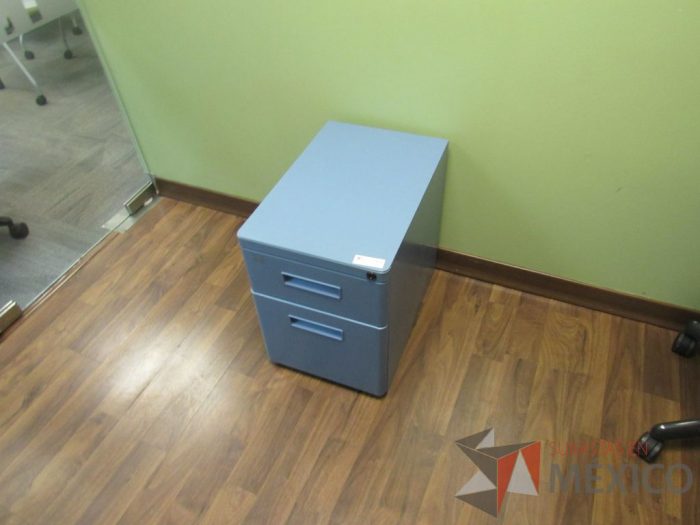 Lote 110 - Mesa de trabajo con base metálica y archivero metálico color azul - Imagen 7