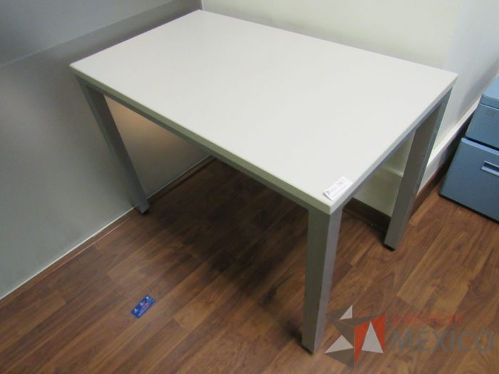 Lote 110 - Mesa de trabajo con base metálica y archivero metálico color azul - Imagen 8