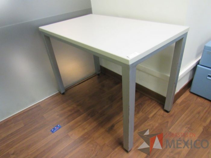 Lote 110 - Mesa de trabajo con base metálica y archivero metálico color azul