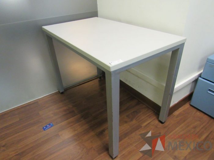 Lote 110 - Mesa de trabajo con base metálica y archivero metálico color azul - Imagen 11