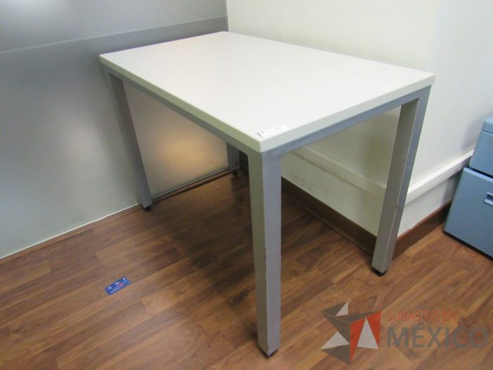 Lote 110 - Mesa de trabajo con base metálica y archivero metálico color azul - Imagen 12