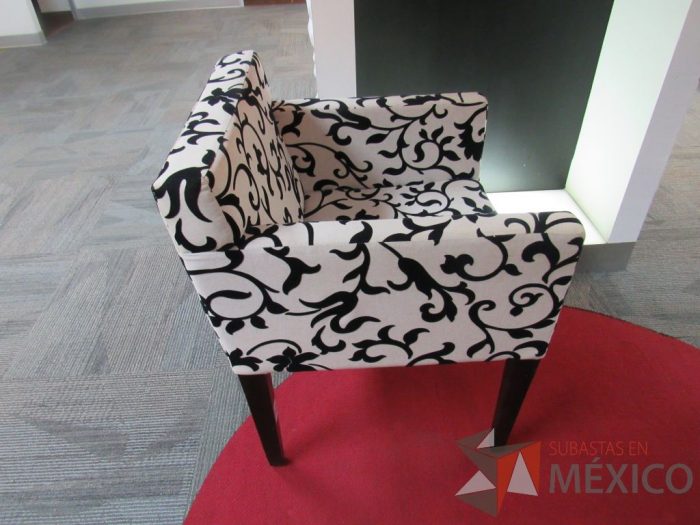 Lote 012 - 2 Sillones de 1 plaza con 4 patas de madera color negro, asiento y respaldo en tela - Imagen 6