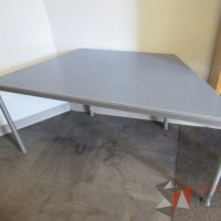 Lote 001 - Mesa de trabajo con 4 patas metálicas y cubierta color azul