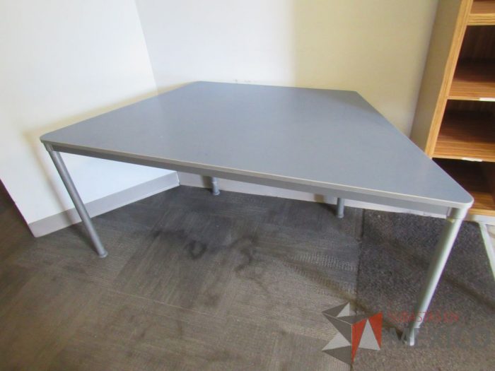 Lote 001 - Mesa de trabajo con 4 patas metálicas y cubierta color azul