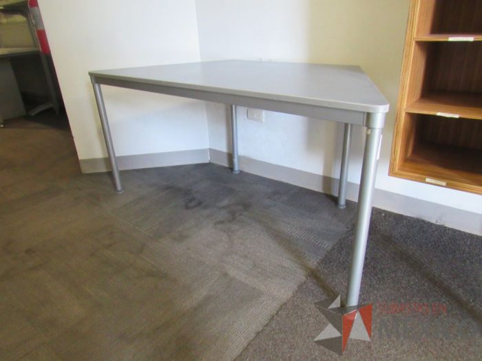Lote 001 - Mesa de trabajo con 4 patas metálicas y cubierta color azul - Imagen 3