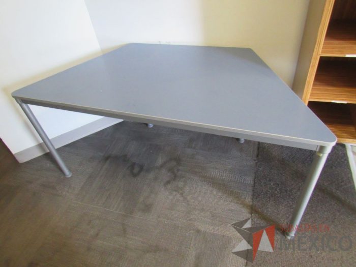 Lote 001 - Mesa de trabajo con 4 patas metálicas y cubierta color azul - Imagen 6