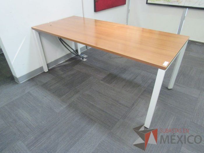 Lote 217 - Mesa de trabajo con base metálica color blanco y cubierta color café - Imagen 8