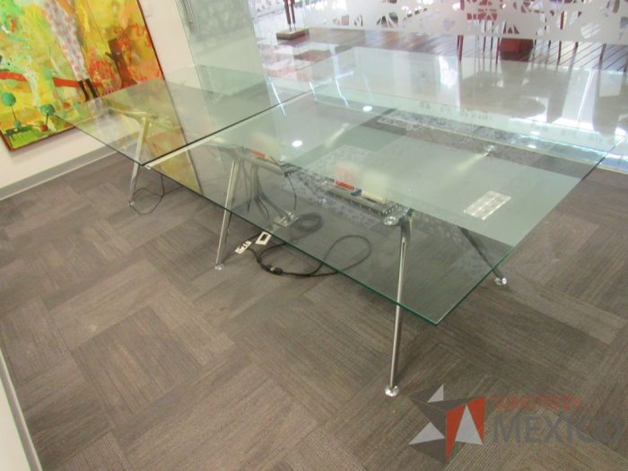 Lote 028 - Mesa de sala de juntas para 10 personas en 2 piezas con base metálica con cubierta de vidrio rectangular - Imagen 7