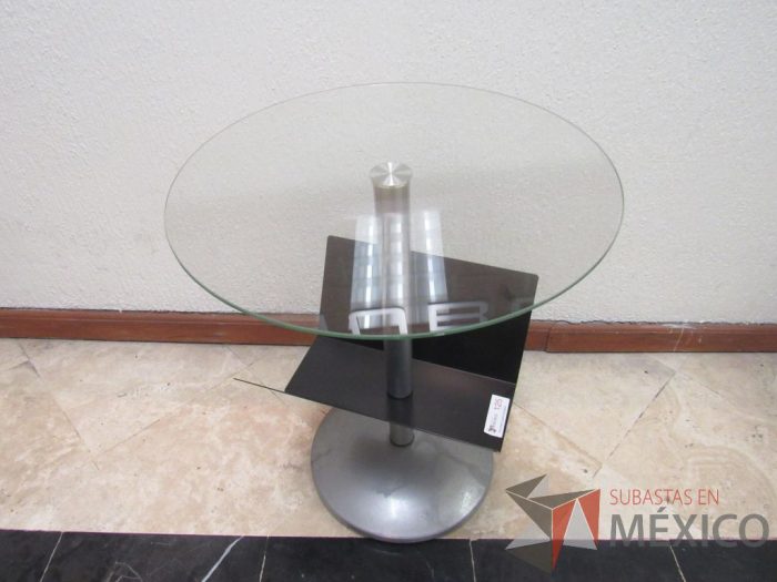 Lote 043 - Mesa de apoyo con cubierta circular de vidrio, base metálica y revistero - Imagen 2