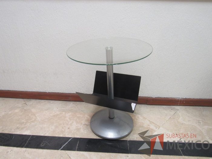 Lote 043 - Mesa de apoyo con cubierta circular de vidrio, base metálica y revistero - Imagen 3