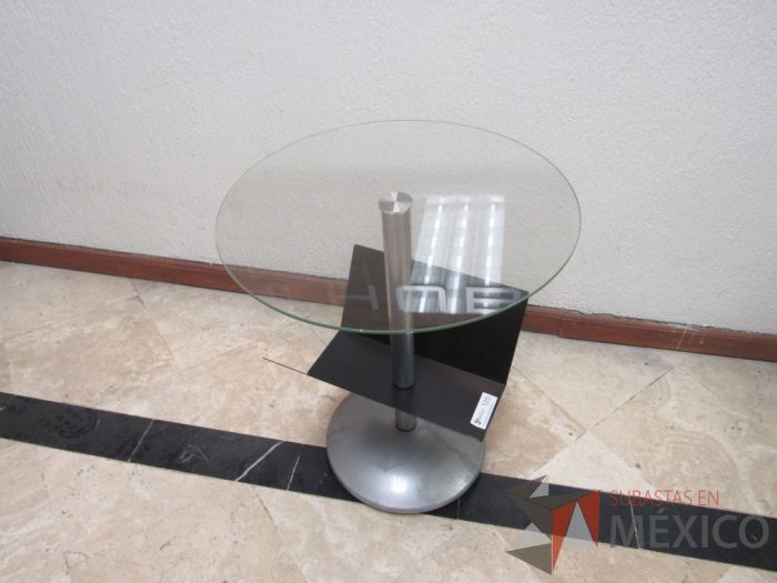 Lote 043 - Mesa de apoyo con cubierta circular de vidrio, base metálica y revistero