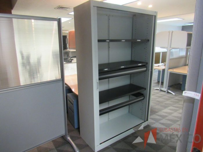 Lote 050 - Gabinete metálico alto con 2 puertas corredizas y 4 entrepaños - Imagen 2
