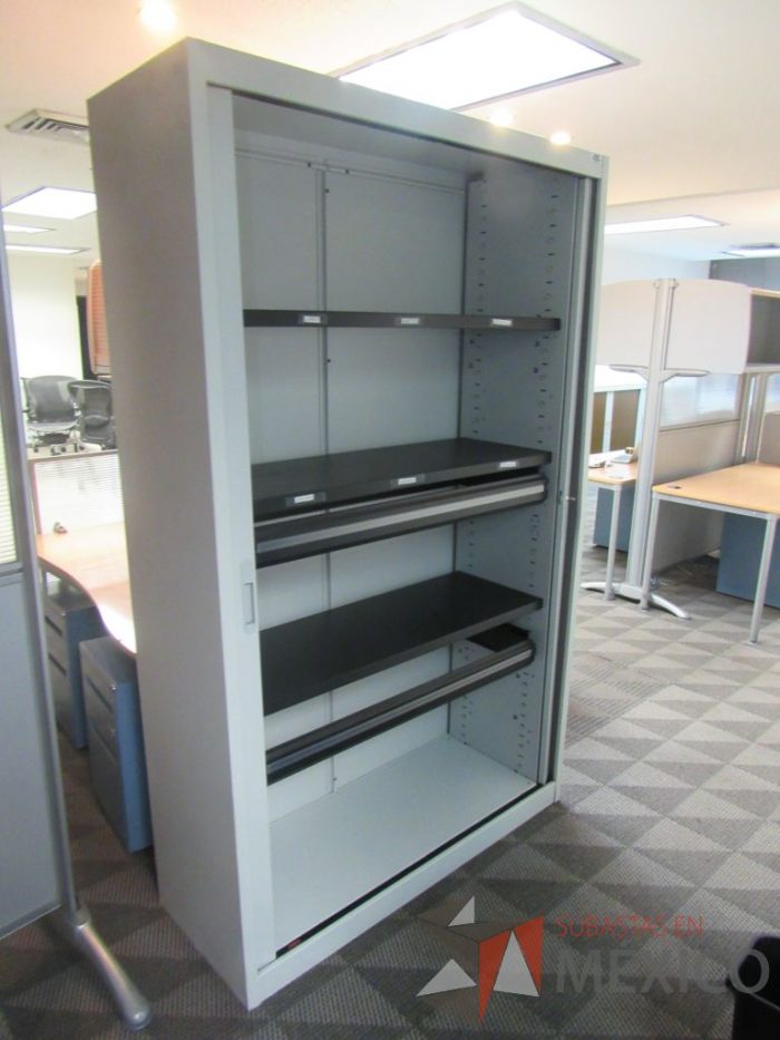 Lote 050 - Gabinete metálico alto con 2 puertas corredizas y 4 entrepaños - Imagen 3