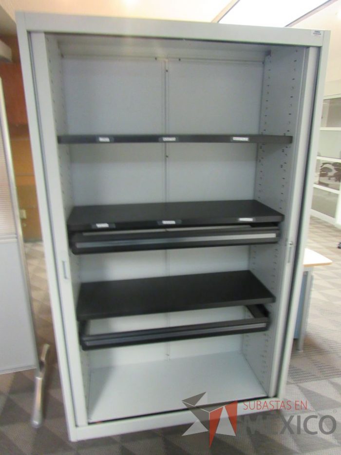 Lote 050 - Gabinete metálico alto con 2 puertas corredizas y 4 entrepaños - Imagen 4
