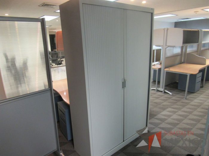 Lote 050 - Gabinete metálico alto con 2 puertas corredizas y 4 entrepaños