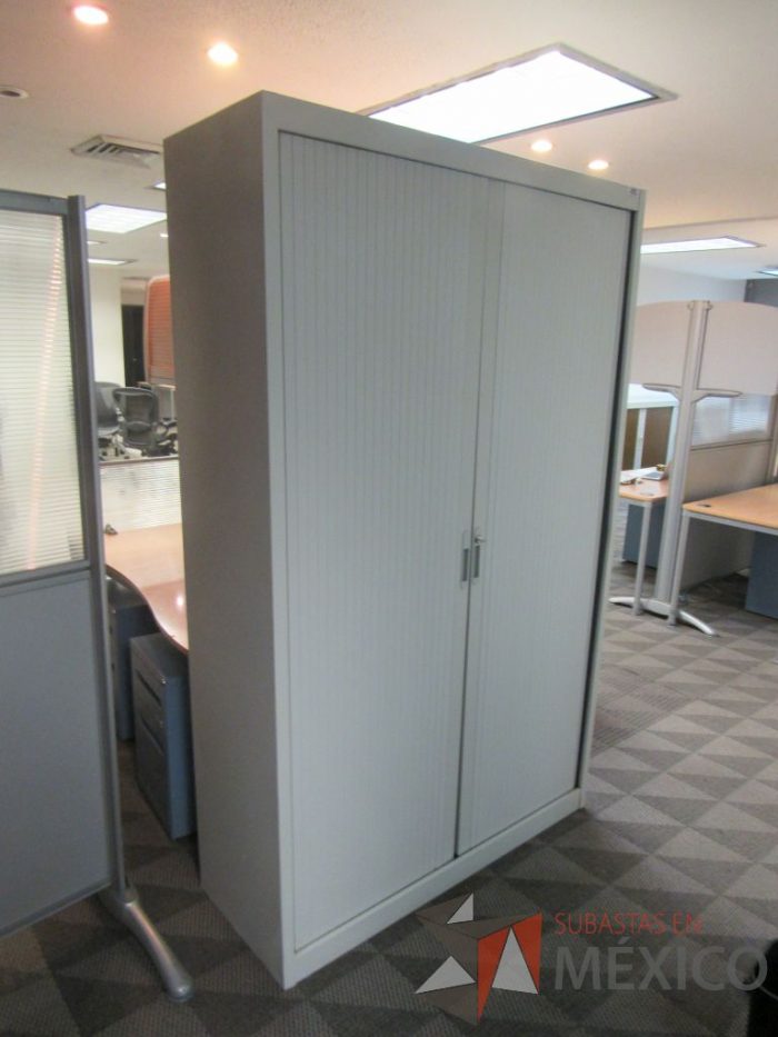Lote 050 - Gabinete metálico alto con 2 puertas corredizas y 4 entrepaños - Imagen 6