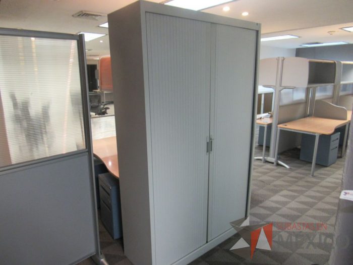 Lote 050 - Gabinete metálico alto con 2 puertas corredizas y 4 entrepaños - Imagen 7