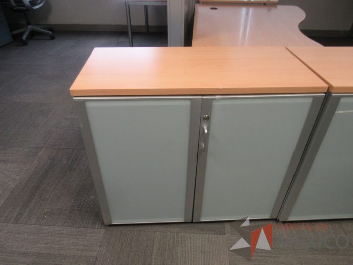 Lote 147 - 3 Gabinetes con 2 puertas, 1 entrepaño y cubierta color madera - Imagen 6
