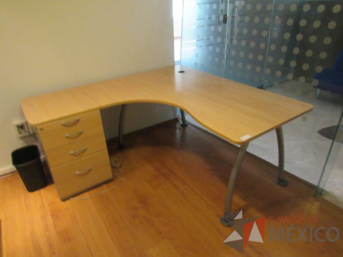 Lote 152 - Escritorio en escuadra con archivero de pedestal de 4 cajones y cubierta con orificio para cables - Imagen 2