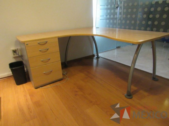 Lote 152 - Escritorio en escuadra con archivero de pedestal de 4 cajones y cubierta con orificio para cables - Imagen 6