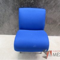 Lote 154 - Sillón de 1 plaza con 4 patas metálicas, asiento y respaldo en tela color azul