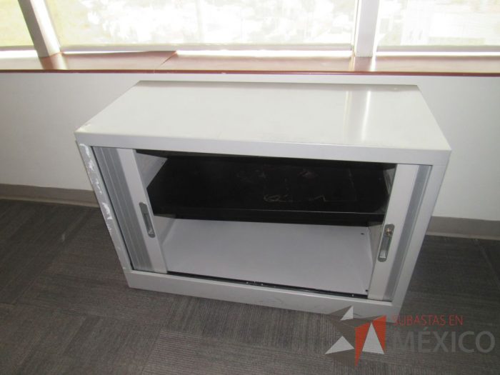 Lote 164 - Gabinete metálico con 2 puertas corredizas color gris  y 1 entrepaño color - Imagen 9