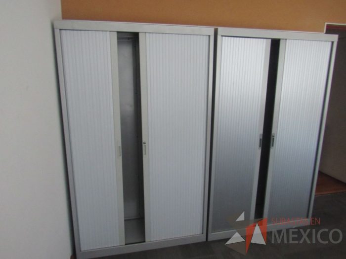 Lote 210 - Gabinete metálico alto con 2 puertas corredizas y 4 entrepaños