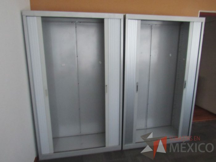 Lote 210 - Gabinete metálico alto con 2 puertas corredizas y 4 entrepaños - Imagen 7