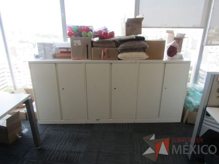 Lote 003 - Gabinete metálico con 6 puertas color blanco - Imagen 2