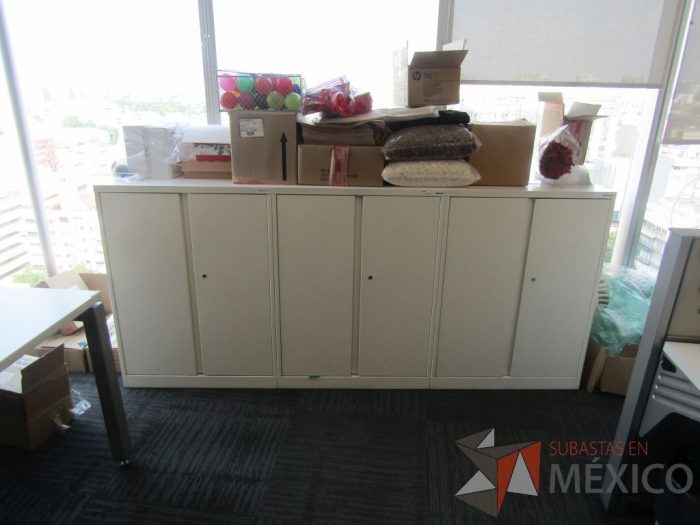 Lote 003 - Gabinete metálico con 6 puertas color blanco