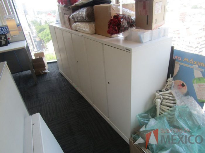 Lote 003 - Gabinete metálico con 6 puertas color blanco - Imagen 5