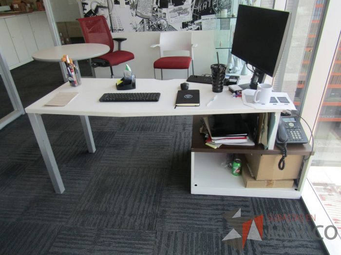 Lote 004 - Escritorio con gabinete de pedestal de 1 cajón y cubierta color blanco - Imagen 3