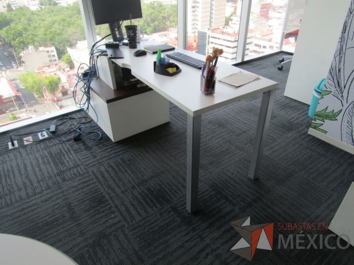 Lote 004 - Escritorio con gabinete de pedestal de 1 cajón y cubierta color blanco - Imagen 6