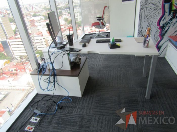 Lote 004 - Escritorio con gabinete de pedestal de 1 cajón y cubierta color blanco