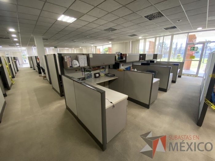 Lote 019 - Estación de trabajo para 4 personas con mampara alta con 4 gavetas - Imagen 2