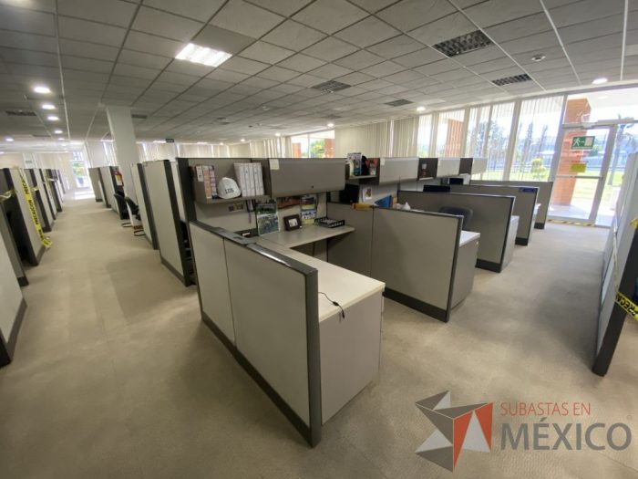Lote 019 - Estación de trabajo para 4 personas con mampara alta con 4 gavetas