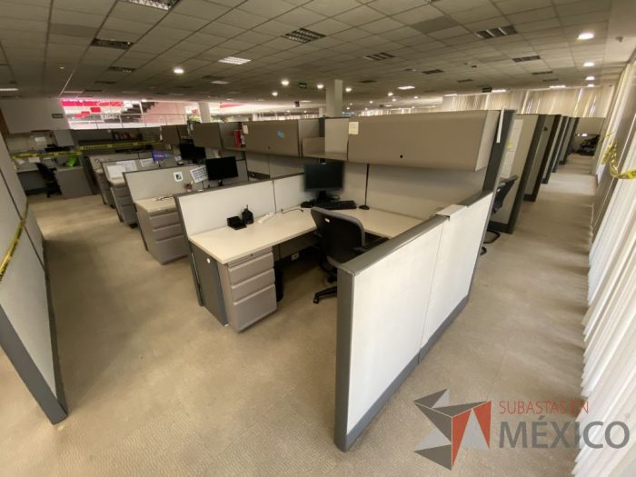 Lote 019 - Estación de trabajo para 4 personas con mampara alta con 4 gavetas - Imagen 4