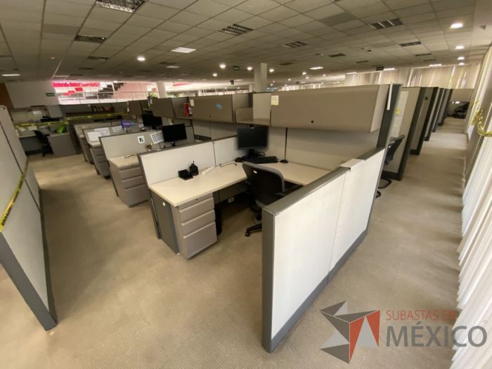 Lote 019 - Estación de trabajo para 4 personas con mampara alta con 4 gavetas - Imagen 5