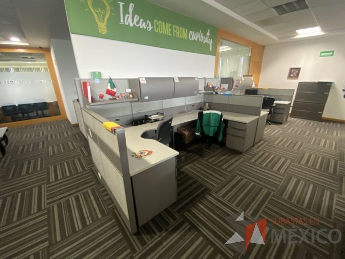 Lote 027 - Estación de trabajo para 4 personas con mampara alta con 4 gavetas - Imagen 3