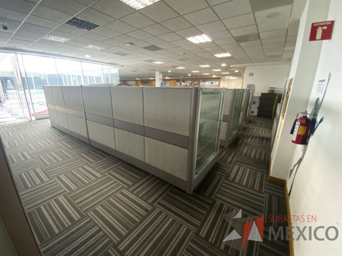 Lote 029 - Estación de trabajo para 12 personas con mampara alta con 12 gavetas - Imagen 11