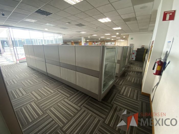 Lote 029 - Estación de trabajo para 12 personas con mampara alta con 12 gavetas - Imagen 12