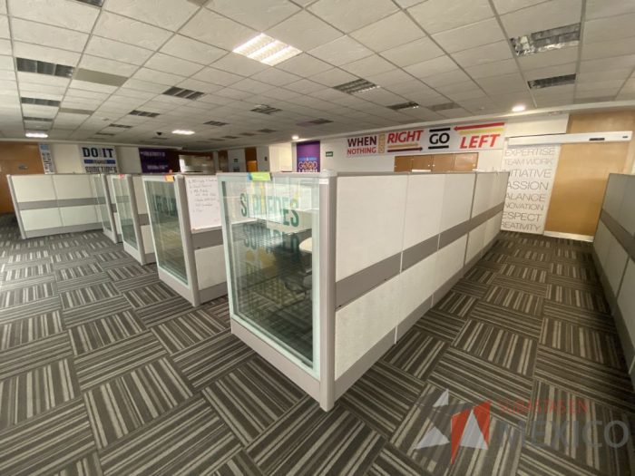 Lote 059 - Estación de trabajo para 13 personas de mampara alta con 13 gavetas - Imagen 2