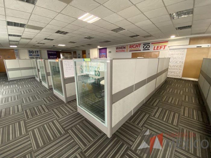 Lote 059 - Estación de trabajo para 13 personas de mampara alta con 13 gavetas - Imagen 3